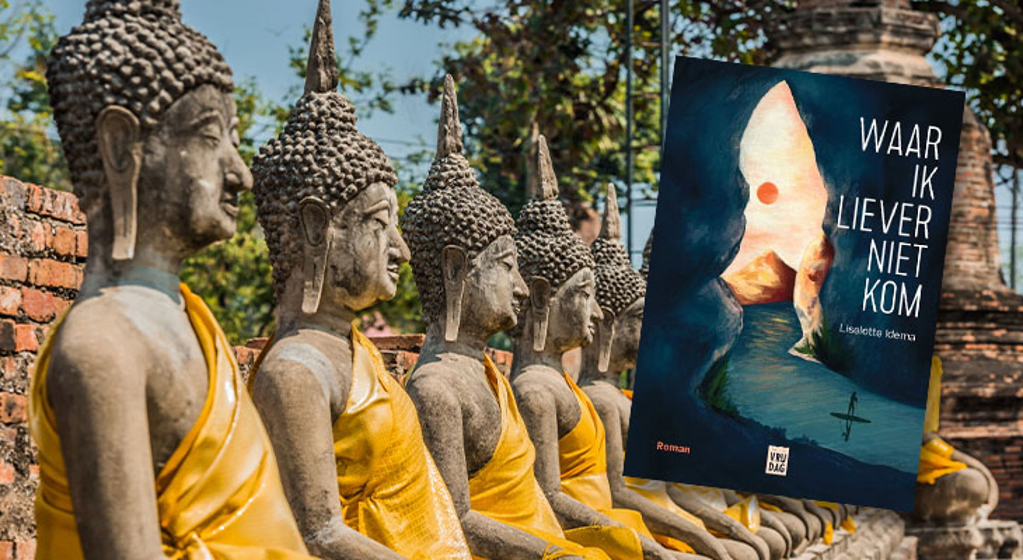 Thailand Boeddhabeelden met gele doeken bij een tempel, met het boek “Waar ik liever niet kom” op de voorgrond.