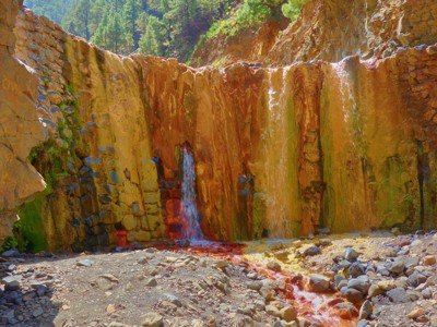 Kleurrijke waterval in een rotsachtige kloof op Tenerife, tijdens de 10-daagse wandelvakantie Tenerife & La Palma.