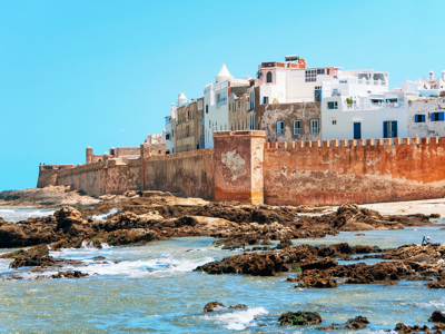Stadswal en witte huizen van Essaouira aan de Atlantische kust, Marokko.