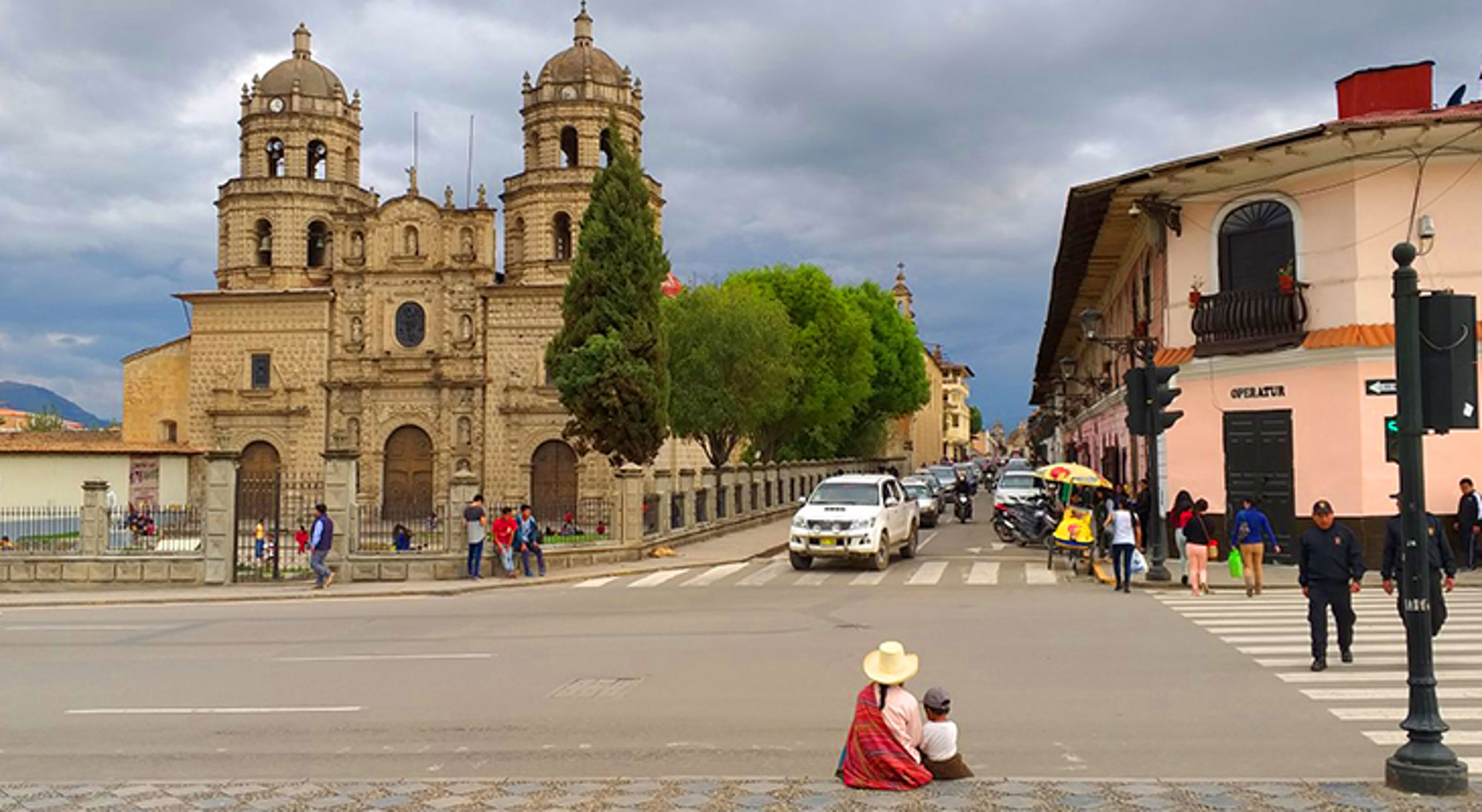 Straatbeeld met historische kathedraal en verkeer in het centrum van Cajamarca, Peru.
