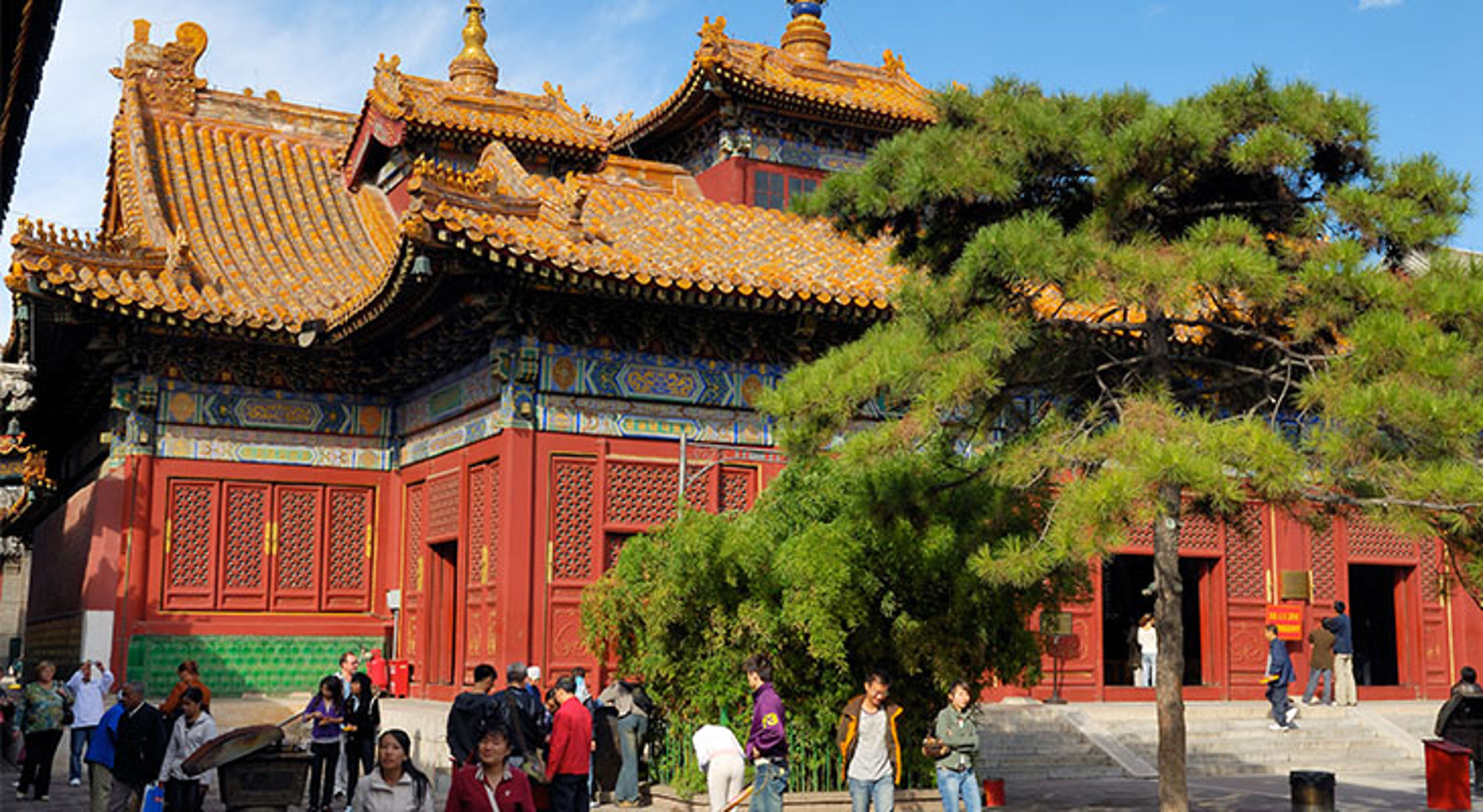 Verboden Stad, China Traditionele Chinese tempel met rood gebouw en gouden dakpannen, met bezoekers op het plein.