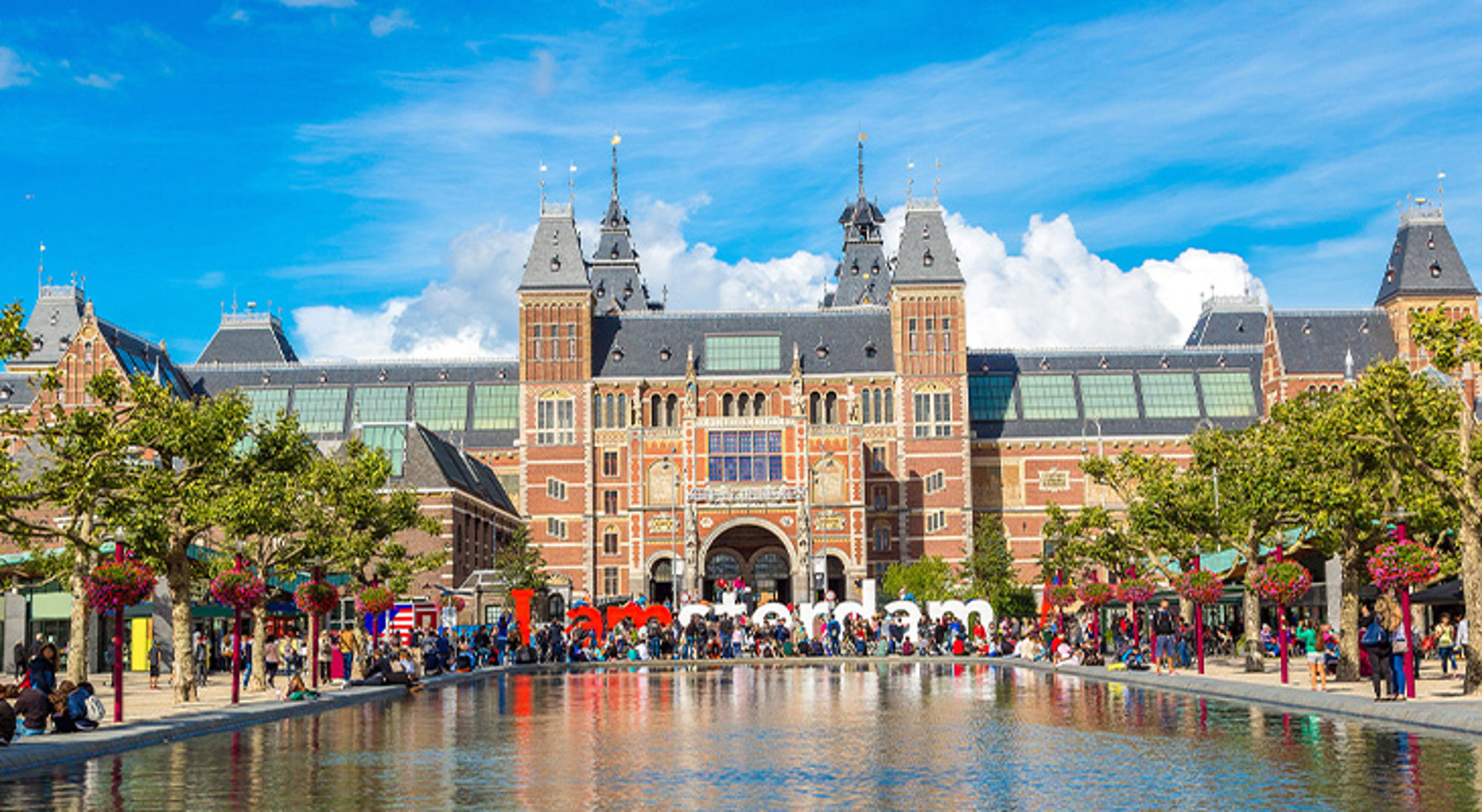 Rijksmuseum Rijksmuseum in Amsterdam met het I amsterdam-bord en vijver op het Museumplein.