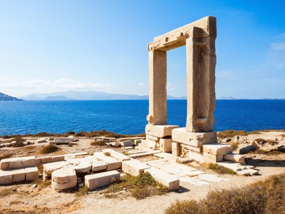 Portara, de marmeren tempelpoort op Naxos met uitzicht over de Egeïsche Zee tijdens de wandelvakantie.