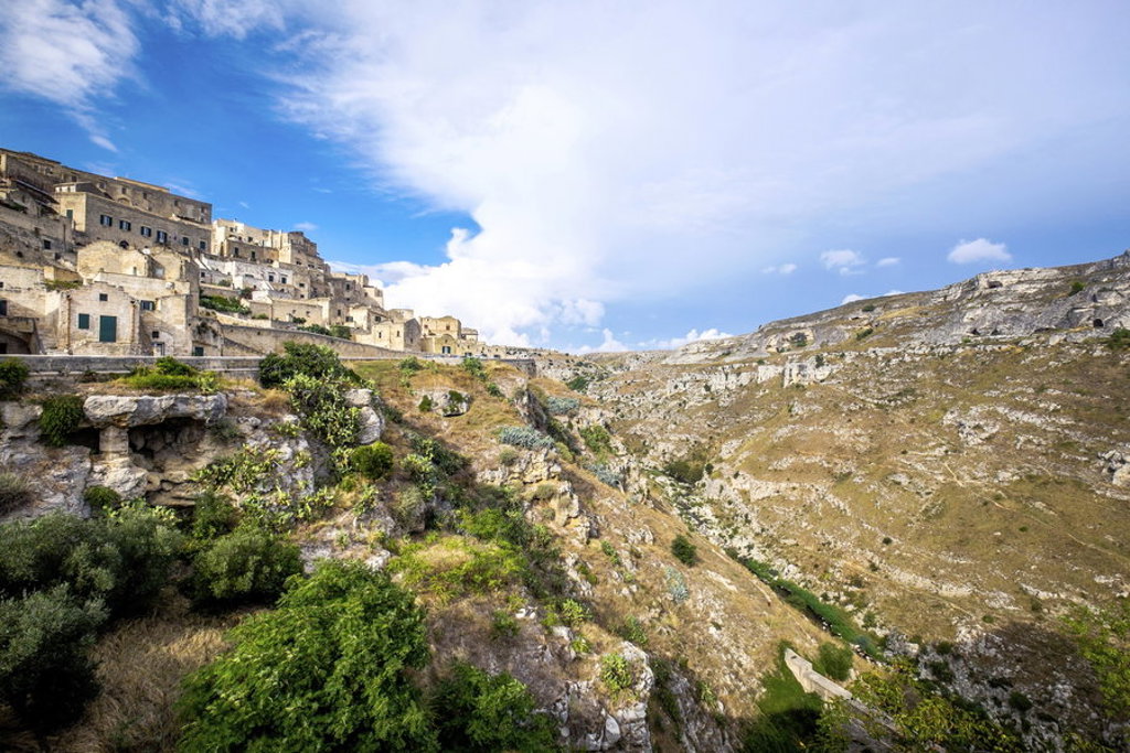 Uitzicht op Matera met grotwoningen aan de rand van de ravijn, tijdens wandelvakantie in Italië Puglia & Matera.