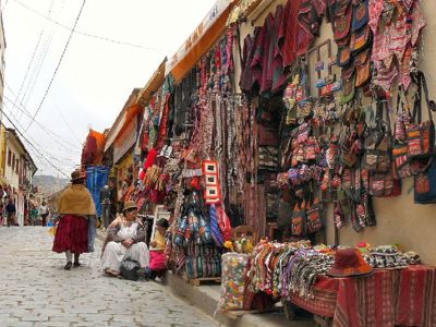 Straatmarkt in de Andes met kleurrijke textiel en tassen langs de route Argentinië, Bolivia en Peru.