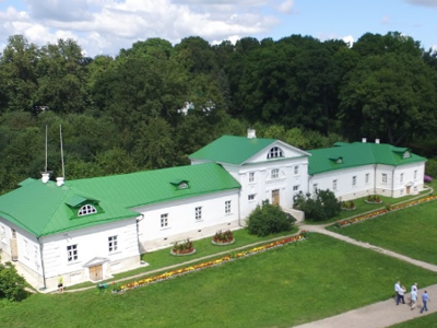 Wit herenhuis met groene daken in een park, Rusland hoogtepunten.