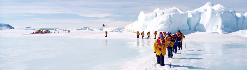 Groepsrondreis Antarctica: expeditieleden wandelen over het ijs bij Snow Hill eiland, met ijsschotsen op de achtergrond.