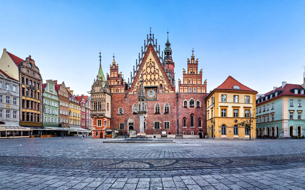 Gotisch stadhuis op de Grote Markt van Wroclaw, Polen, met kleurrijke gevels.