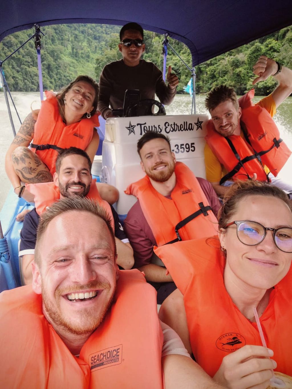 Groep reizigers in kajaks op het water tijdens 22-35ers reis in Guatemala, Honduras en El Salvador.