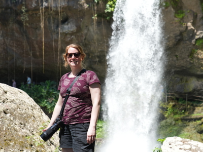 Reiziger met camera bij een waterval tijdens de route Costa Rica en Nicaragua.