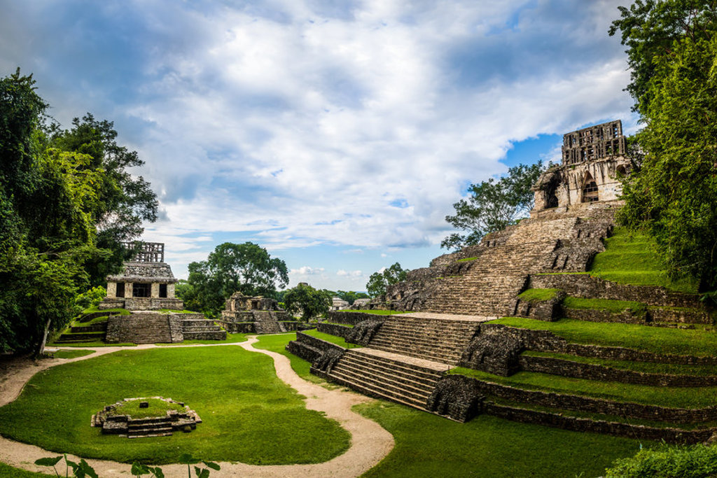 Maya-ruïnes van Palenque in Mexico, met trappiramides en tempels omringd door jungle.