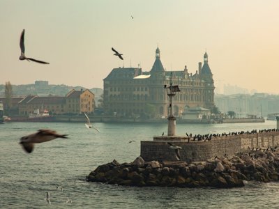 Silhouet van de Blauwe Moskee in Istanbul bij zonsondergang tijdens de reis met de Oriënt Express.