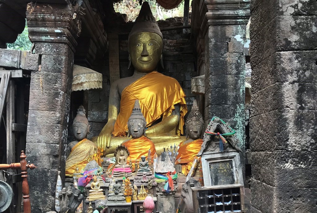 Gouden Boeddhabeeld in tempelcomplex Angkor Wat, Cambodja, tijdens groepsrondreis Laos en Cambodja.