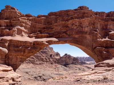 Natuurlijke rotsboog in de woestijn van AlUla, Saoedi-Arabië.