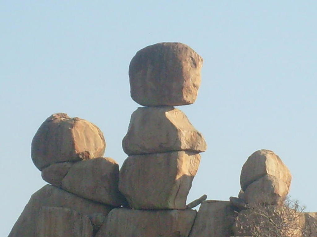 Balancerende granieten rotsformaties in Zimbabwe tijdens een groepsrondreis.