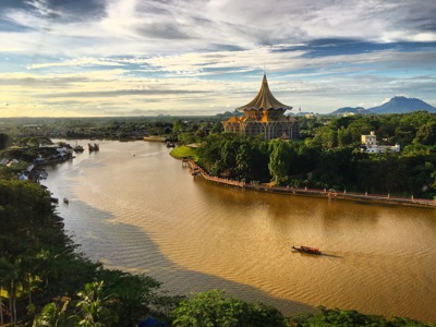 Uitzicht op de Sarawak-rivier met het State Legislative Assembly-gebouw in Kuching, Maleisisch Borneo.