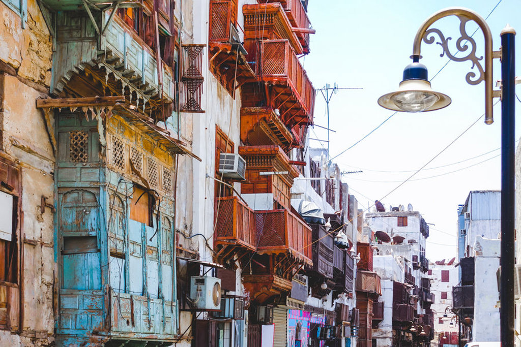 Historische straat in Jeddah met traditionele houten balkons en oude gevels tijdens een groepsrondreis Saoedi-Arabië.