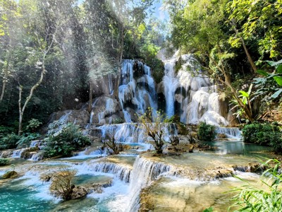 Kuang Si-watervallen bij Luang Prabang, Laos, met turquoise poelen en jungle.