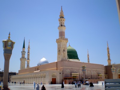 Groene koepel en minaretten van de Al-Masjid an-Nabawi in Medina, Saoedi-Arabië.