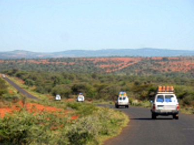 Safari-jeeps op een kronkelende weg door het Ethiopische landschap tijdens de Route Ethiopië 29 dagen.