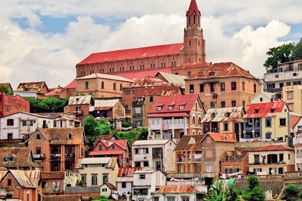 Kleurrijke huizen op een heuvel met kathedraal in Antananarivo, Madagascar.