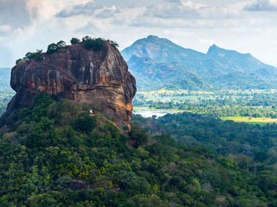 Sigiriya-rots met uitzicht over de groene jungle en bergen in Sri Lanka.