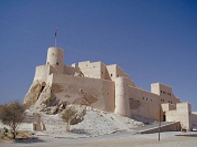 Oud fort op een rotsheuvel in Oman langs de route Oman en Dubai (11 dagen).