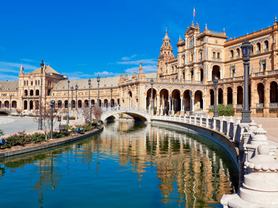 Plaza de España in Sevilla met brug en kanaal, route 12-daagse groepsrondreis Andalusië 22-35.