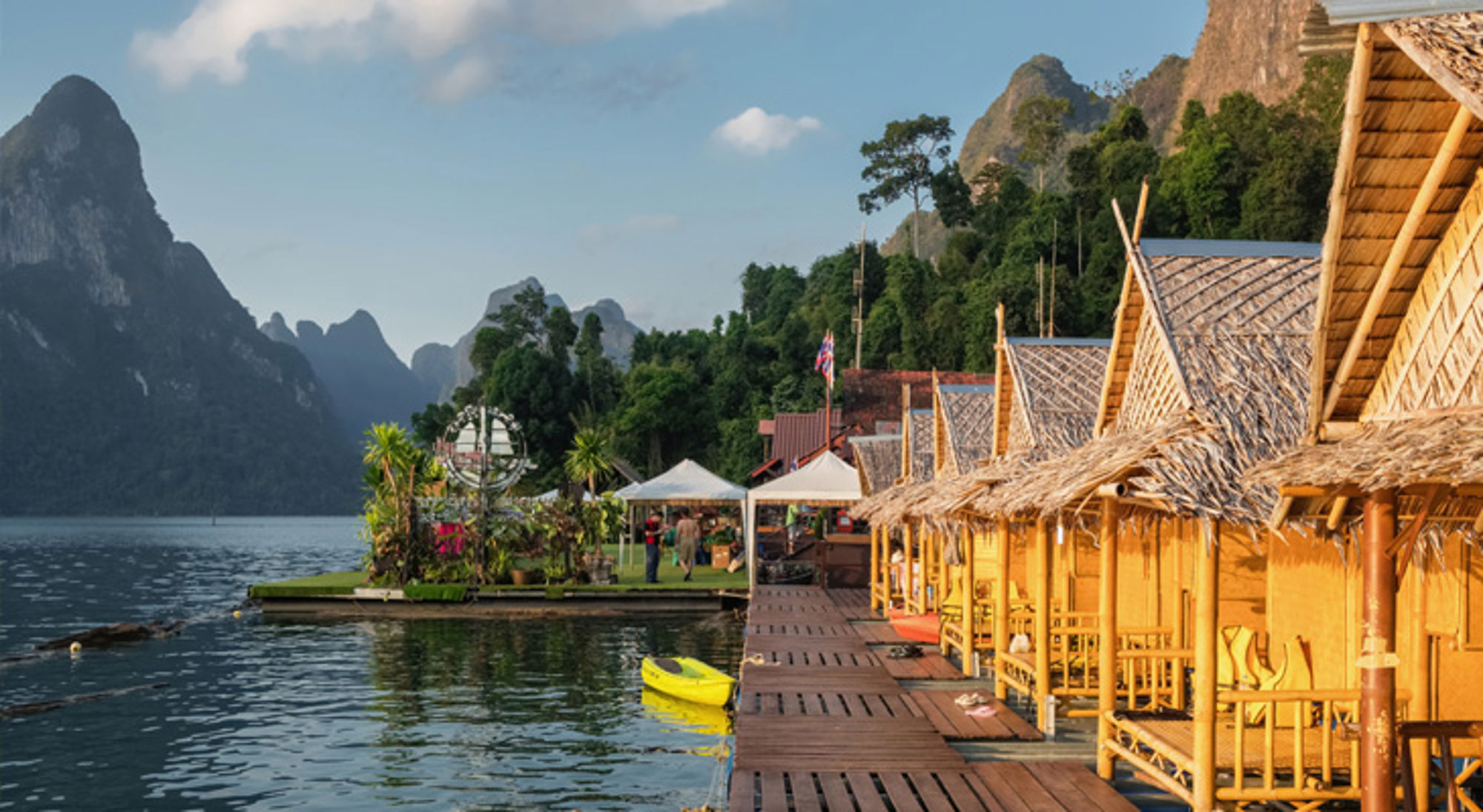 Lodge Khao Sok National Park Drijvende bungalows op het Cheow Lan-meer in Khao Sok National Park, Thailand, met kalksteenbergen op de achtergrond.