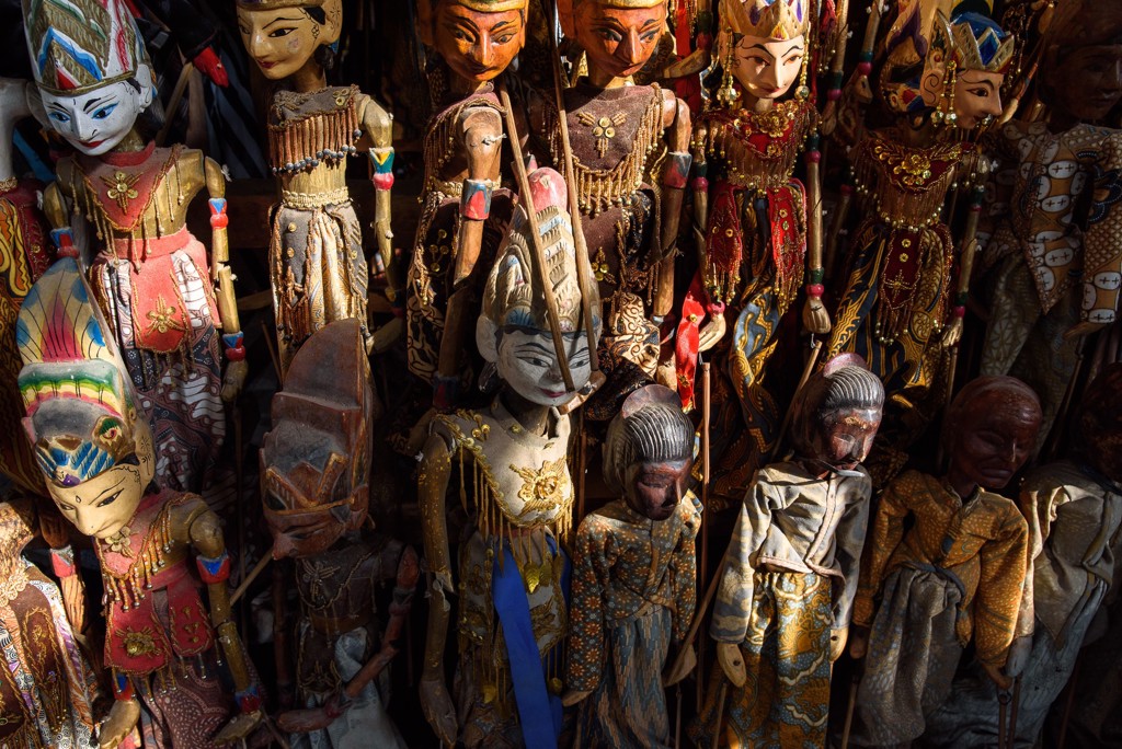Wayang-poppen in kleurrijke kostuums op een markt tijdens de groepsrondreis Java & Bali.
