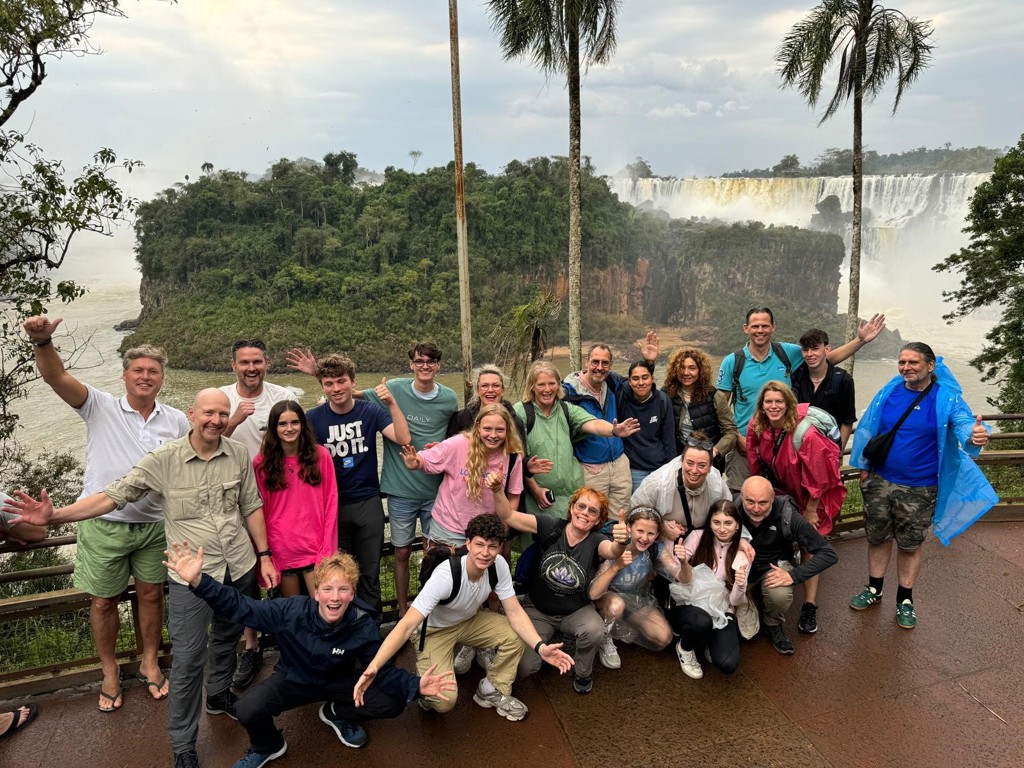 Groepsfoto van familiereizigers bij de Iguazú-watervallen tijdens de Familiereis Argentinië en Brazilië.