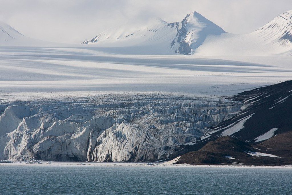 Zeilschip de Antigua tijdens een groepsrondreis bij Spitsbergen.