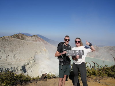 Reizigers bij de krater van de Ijen-vulkaan op Java tijdens de route Java en Bali.