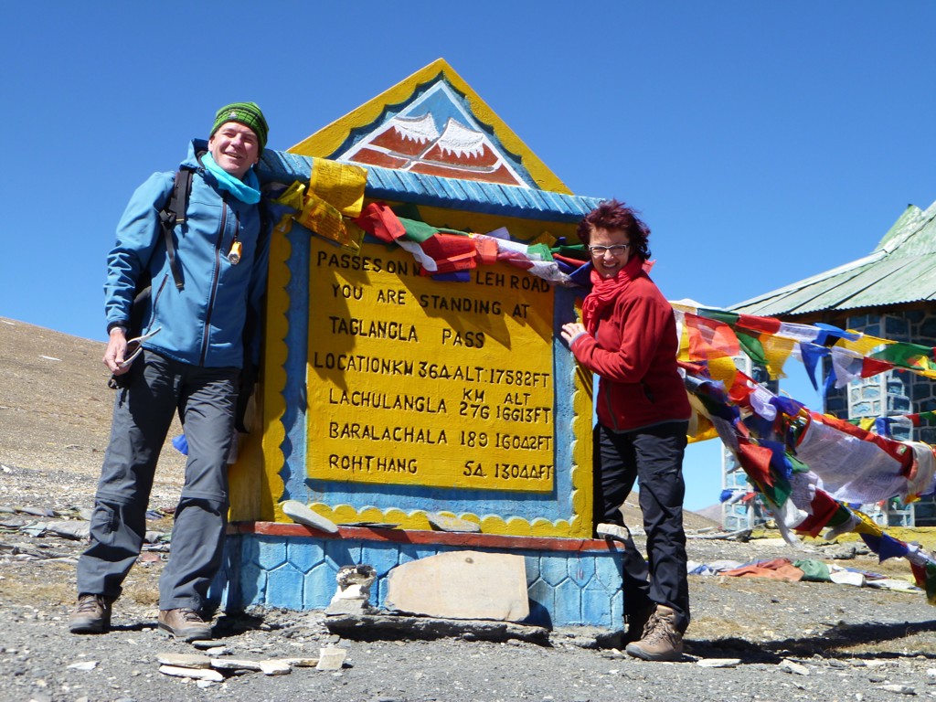 Wandelaars bij het bord van de Taglangla Pass in Ladakh, India, tijdens de groepsrondreis Spiti & Ladakh.