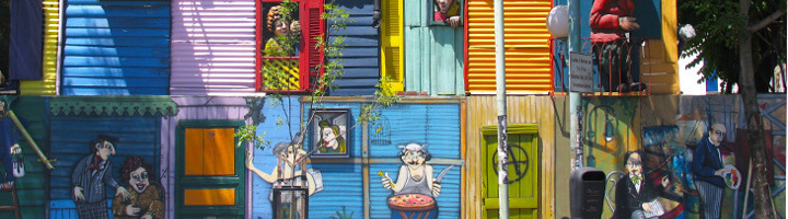 Kleurrijke straatkunst op de huizen in wijk La Boca in Buenos Aires.