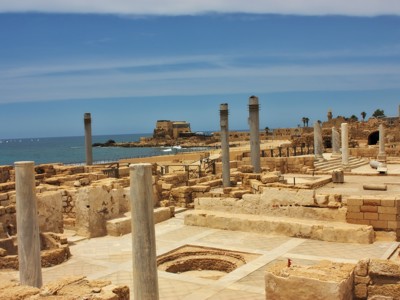 Ruïnes en zuilen van Caesarea aan de Middellandse Zee tijdens route Israël.