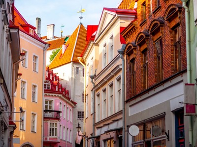 Gekleurde gevels en rode daken in de oude binnenstad van Tallinn tijdens de route Polen en Baltische Staten.