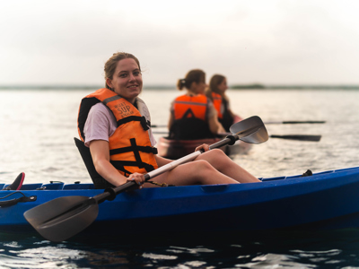 Reiziger in kajak met reddingsvest op het water tijdens de Route Mexico rondreis.