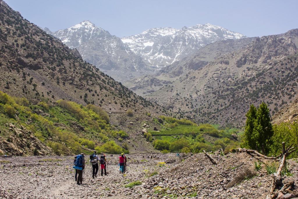 Wandelaars met rugzakken in het Atlasgebergte tijdens de beklimming van Mount Toubkal in Marokko.