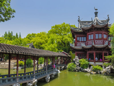 Traditioneel Chinees paviljoen met overdekte brug in een klassieke tuin, onderdeel van de route China