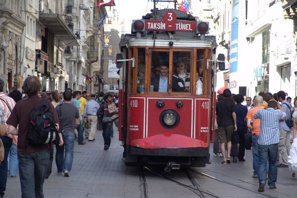 Rode nostalgische tram op Istiklal Caddesi in Istanbul, een hoogtepunt van de groepsrondreis Turkije.