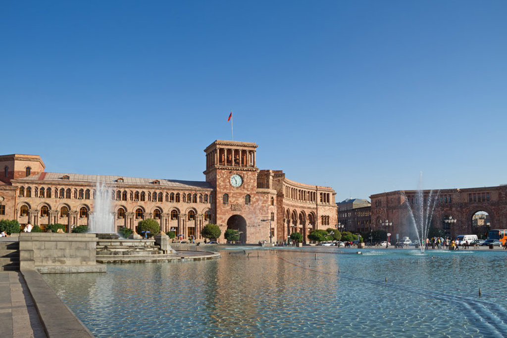 Republic Square in Jerevan met fontein en het regeringsgebouw met kloktoren, Armenië.