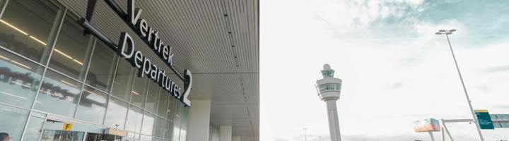 Vertrekhal Schiphol met bord “Departures 2” en reizigers met koffers bij de ingang.