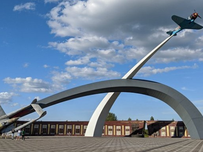 Monument met twee vliegtuigen en grote boog op een plein in Rusland tijdens de reis Rusland hoogtepunten.