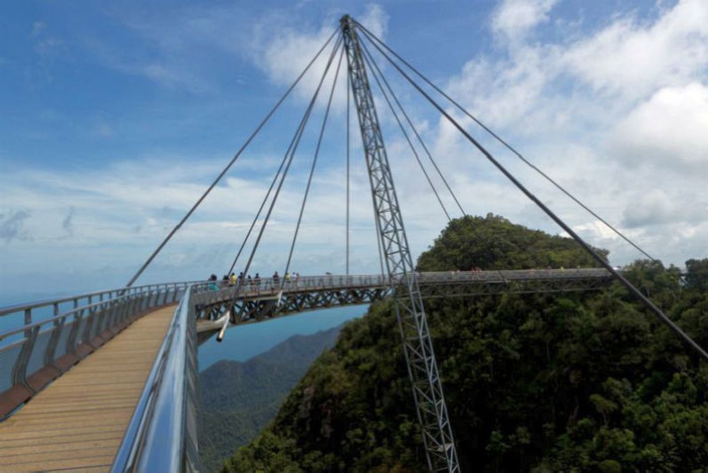 Sky Bridge op Langkawi met uitzicht over de jungle en bergen tijdens rondreis Maleisië hoogtepunten.