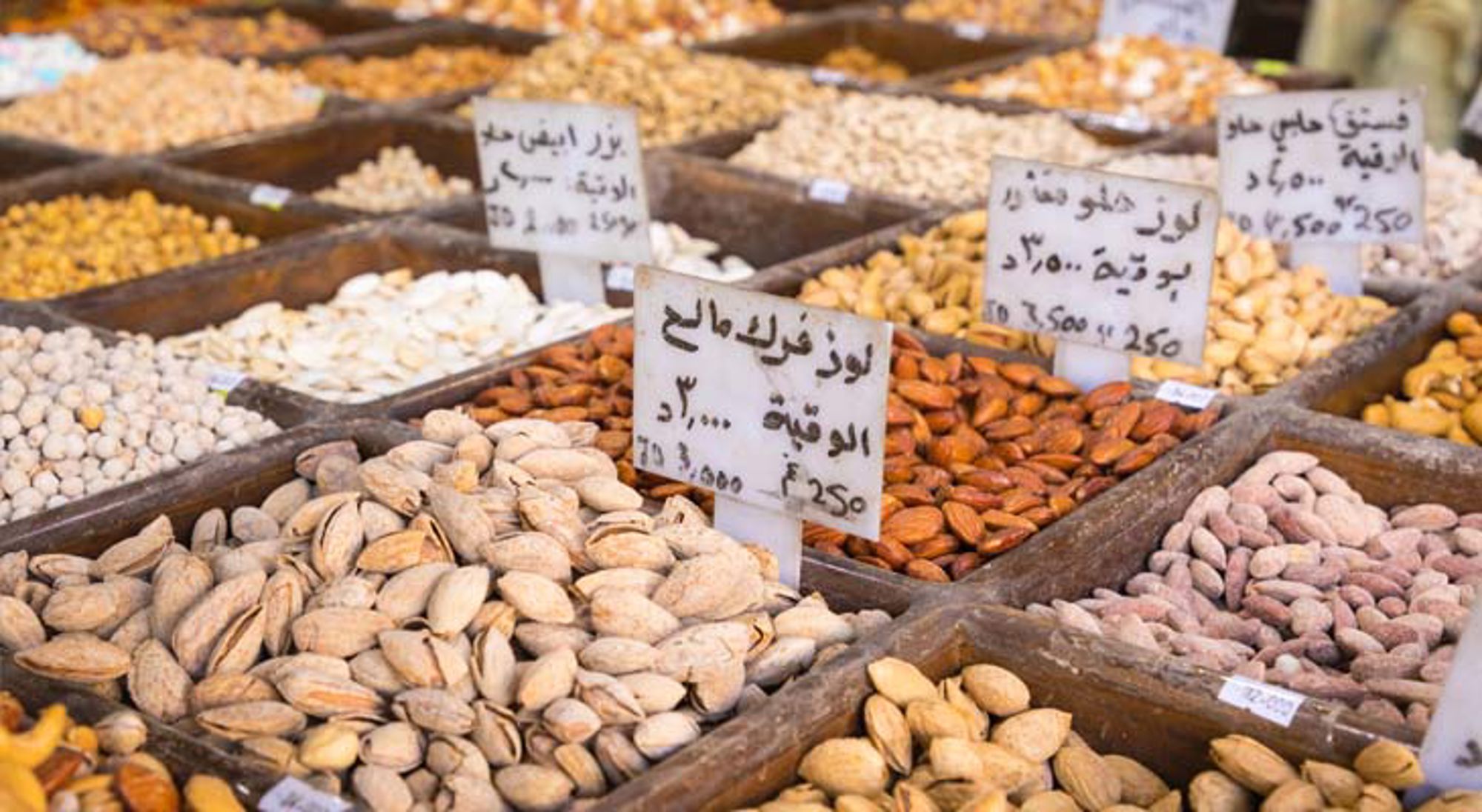 Traditionele markt Amman Jordanië het antieke Jerash met Romeinse ruïnes tussen groene heuvels in Jordanië.