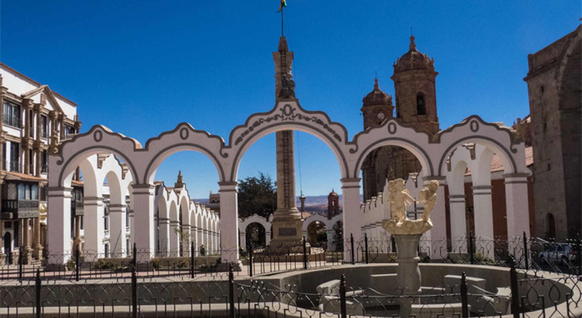 Potosi Witte bogen bij Plaza 10 de Noviembre met fontein en kathedraal in Potosí, Bolivia.