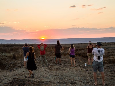 Reizigers bekijken de zonsondergang boven de Fish River Canyon tijdens de route Windhoek naar Victoria Falls.