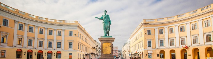 Standbeeld van de hertog van Richelieu op Primorsky Boulevard in Odessa, Oekraïne.