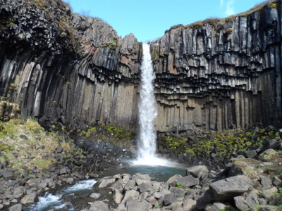 Waterval Svartifoss tussen basaltzuilen in Skaftafell Nationaal Park, IJsland.